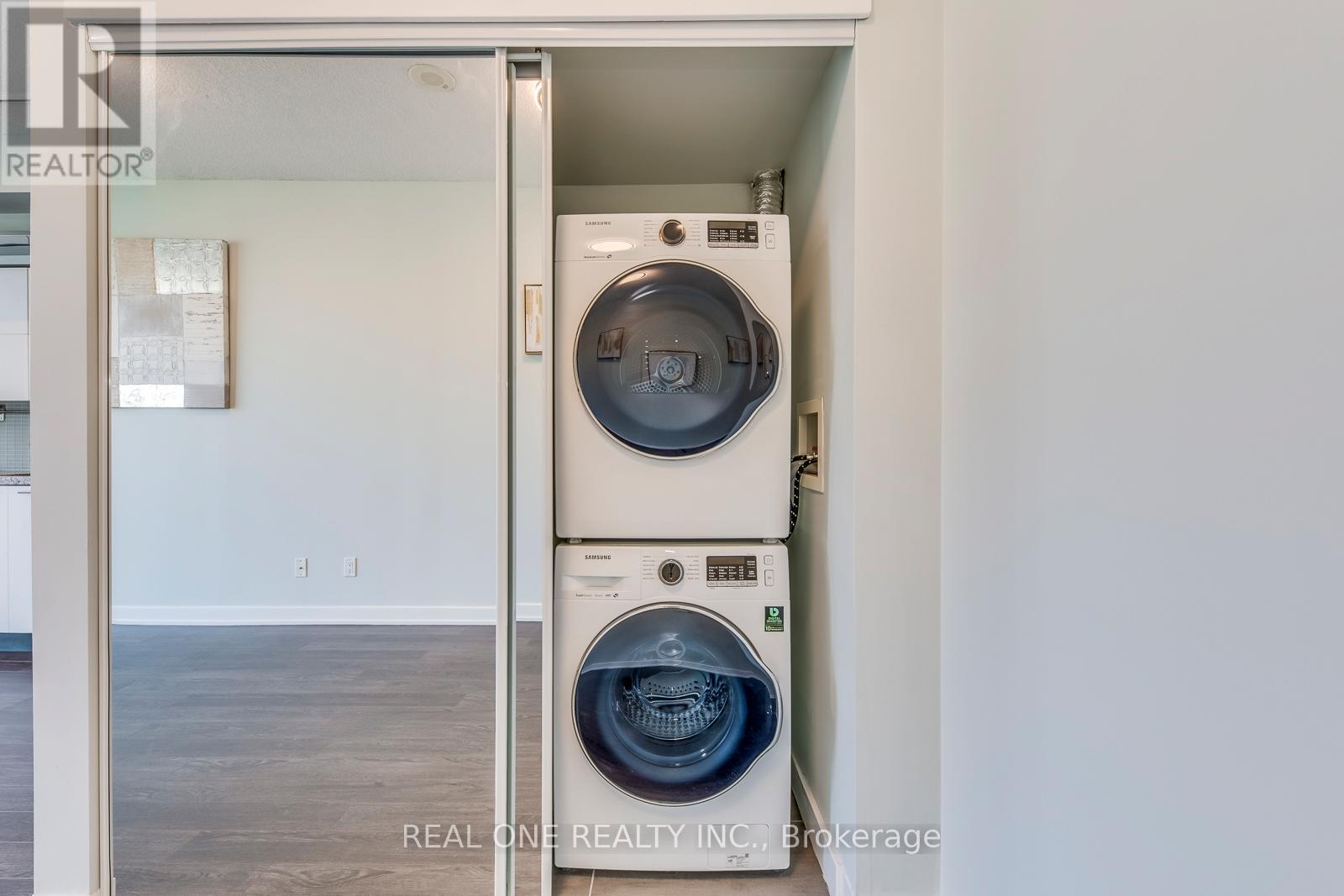 2007 - 126 Simcoe Street, Toronto, ON - Indoor Photo Showing Laundry Room