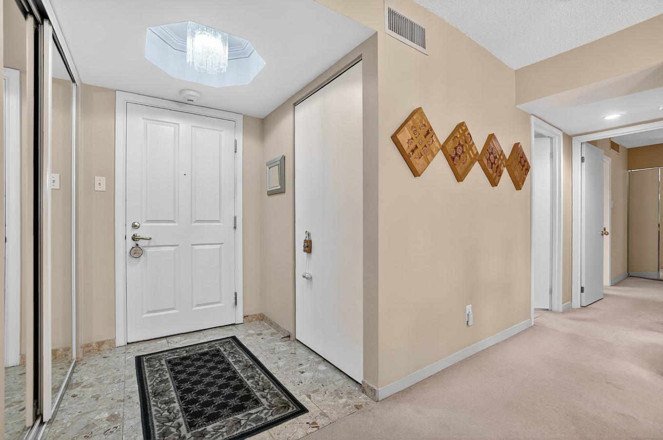 Hall d'entrée/Vestibule - 306-755 Rue Muir, Montréal (Saint-Laurent), QC - Indoor Photo Showing Other Room