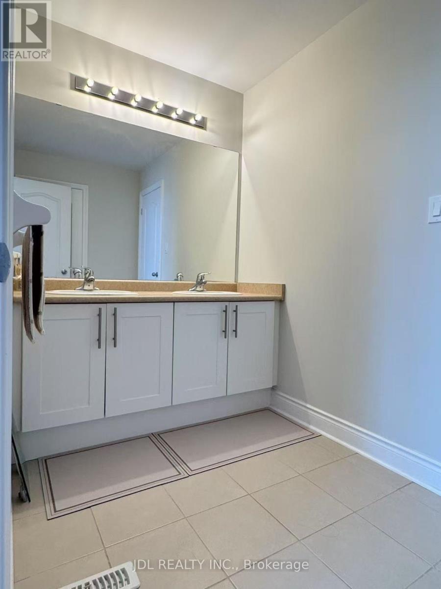 936 Goring Circle, Newmarket, ON - Indoor Photo Showing Bathroom
