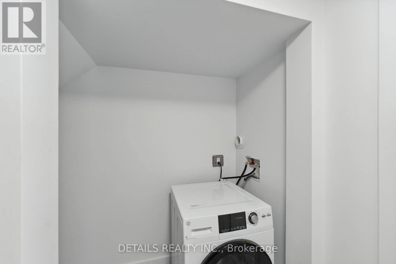 B - 828 B Maplewood Avenue, Ottawa, ON - Photo Showing Laundry Room