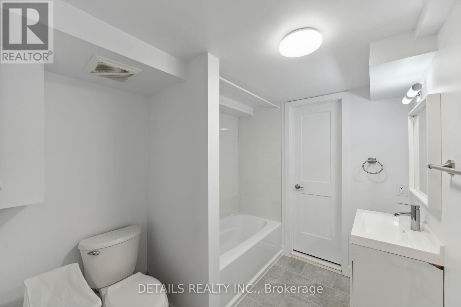 B - 828 B Maplewood Avenue, Ottawa, ON - Indoor Photo Showing Bathroom