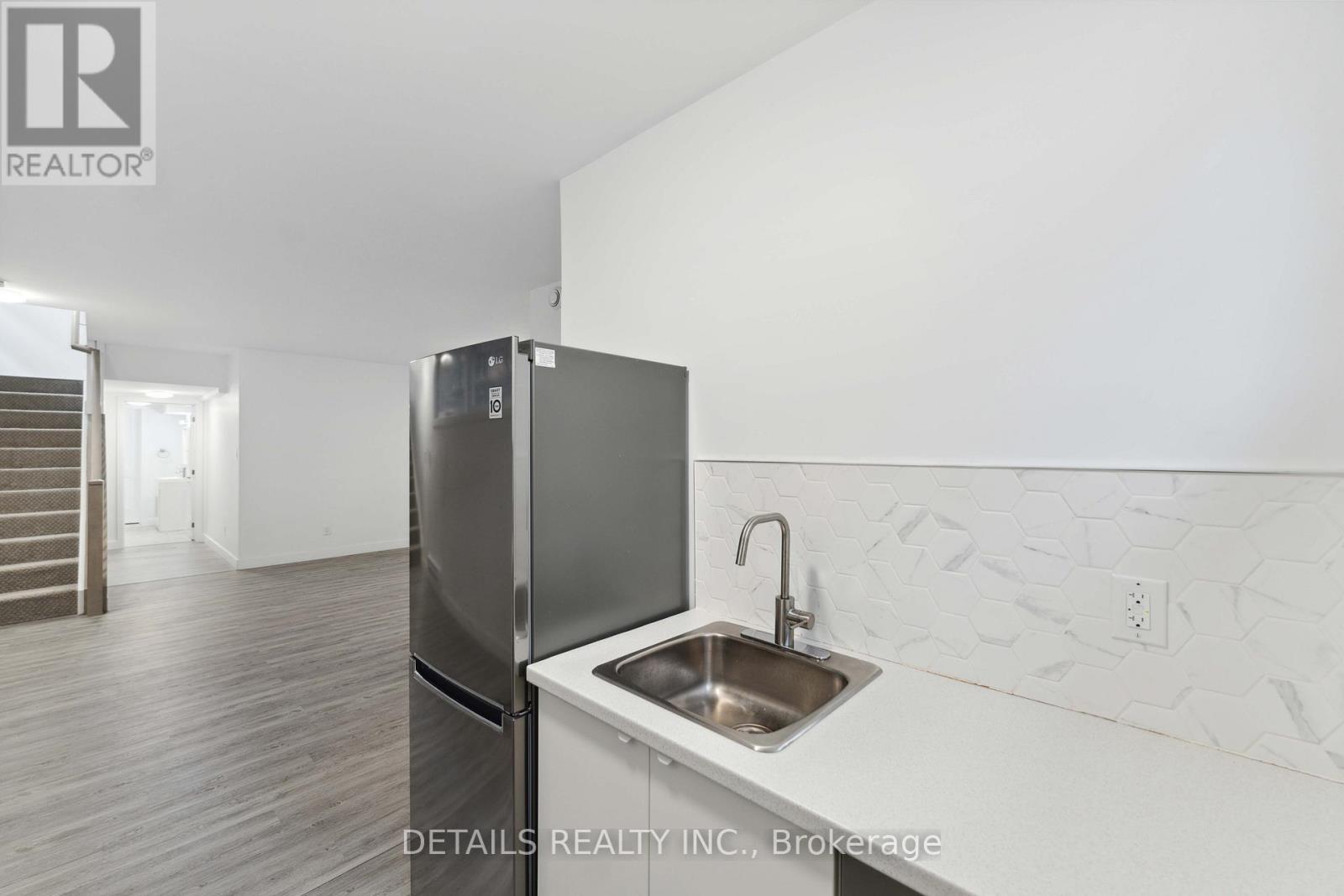 B - 828 B Maplewood Avenue, Ottawa, ON - Indoor Photo Showing Kitchen