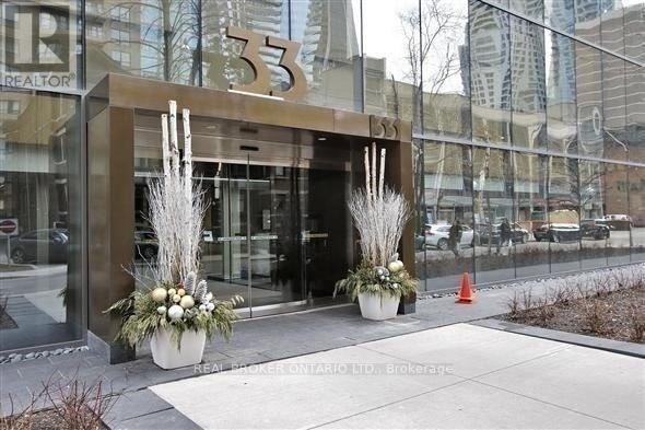 2810 - 33 Charles Street E, Toronto, ON - Outdoor