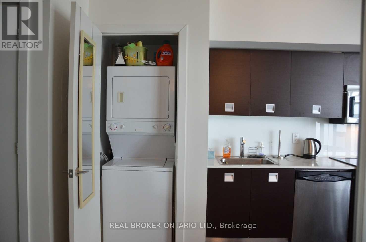 2810 - 33 Charles Street E, Toronto, ON - Indoor