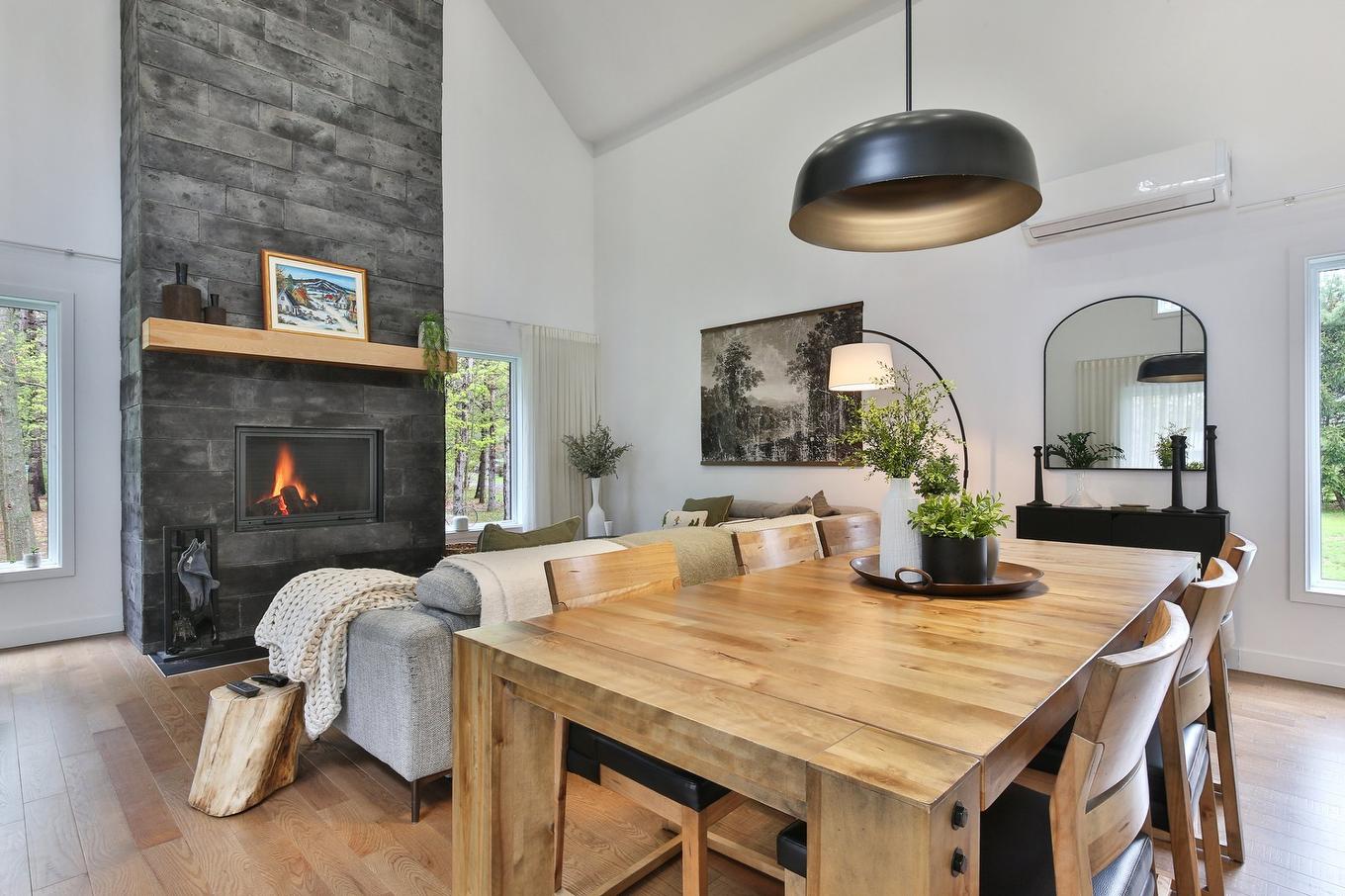 Salle à manger - 1202 Rue Shefford, Bromont, QC - Indoor Photo Showing Dining Room With Fireplace
