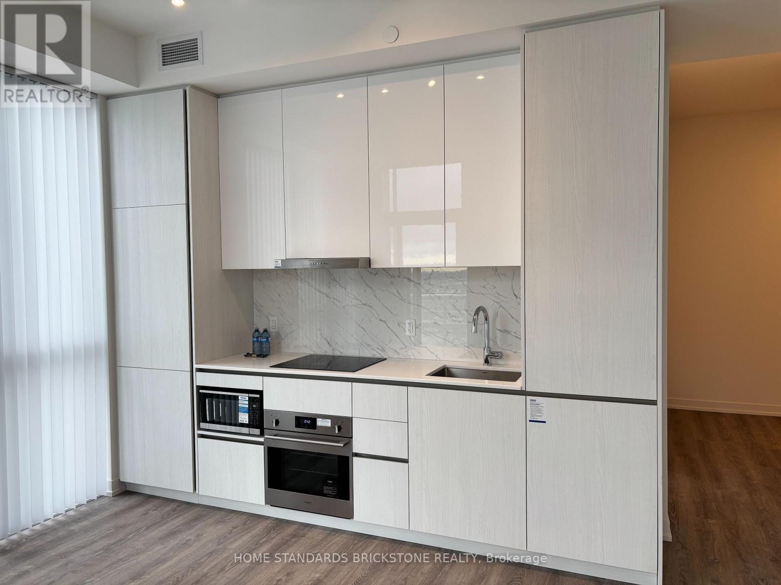 2712 - 8 Interchange Way, Vaughan, ON - Indoor Photo Showing Kitchen With Upgraded Kitchen