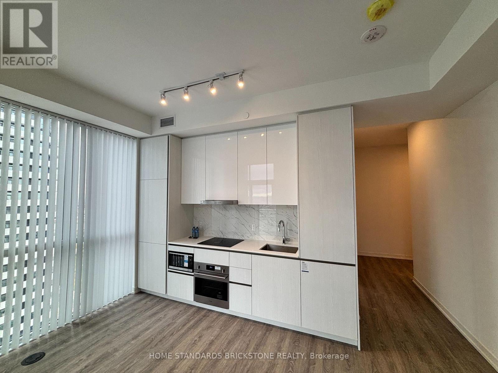 2712 - 8 Interchange Way, Vaughan, ON - Indoor