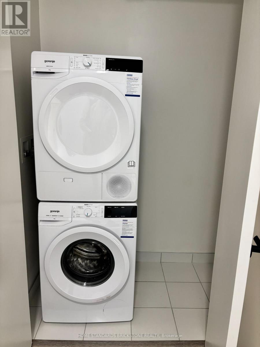2712 - 8 Interchange Way, Vaughan, ON - Indoor Photo Showing Laundry Room