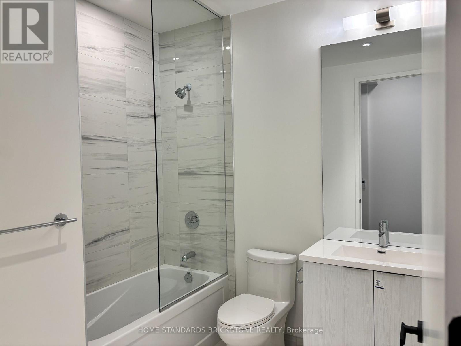 2712 - 8 Interchange Way, Vaughan, ON - Indoor Photo Showing Bathroom