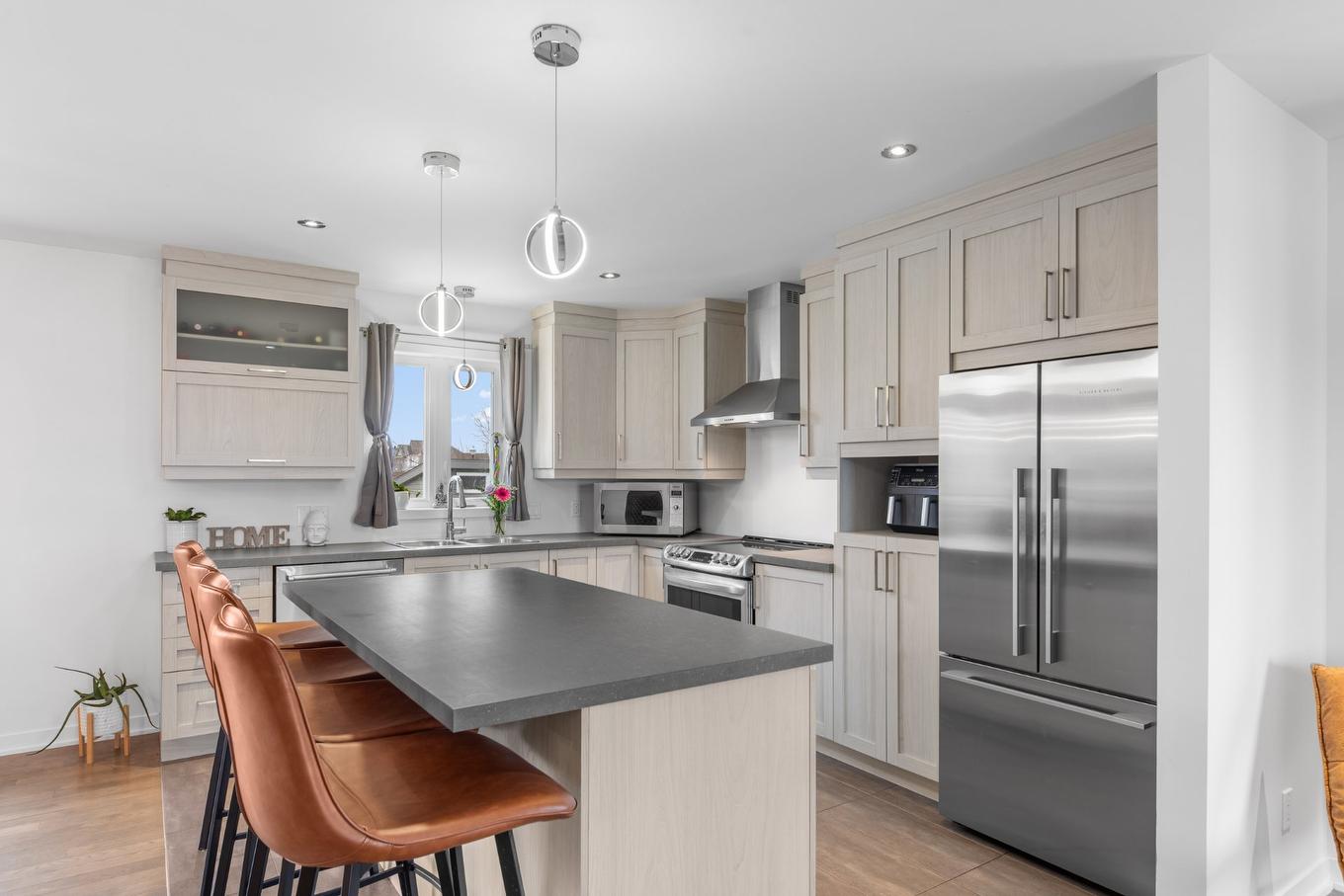 Cuisine - 343 Rue Schubert, Saint-Jean-Sur-Richelieu, QC - Indoor Photo Showing Kitchen With Upgraded Kitchen