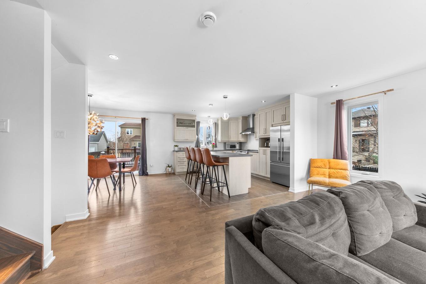 Vue d'ensemble - 343 Rue Schubert, Saint-Jean-Sur-Richelieu, QC - Indoor Photo Showing Living Room