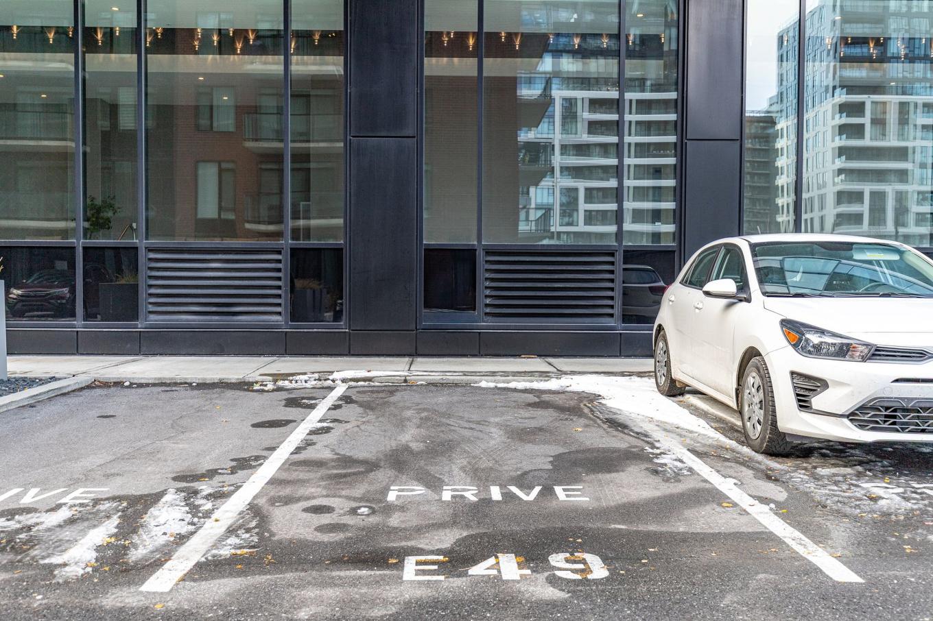 Parking - 904-5905 Boul. Du Quartier, Brossard, QC - Outdoor