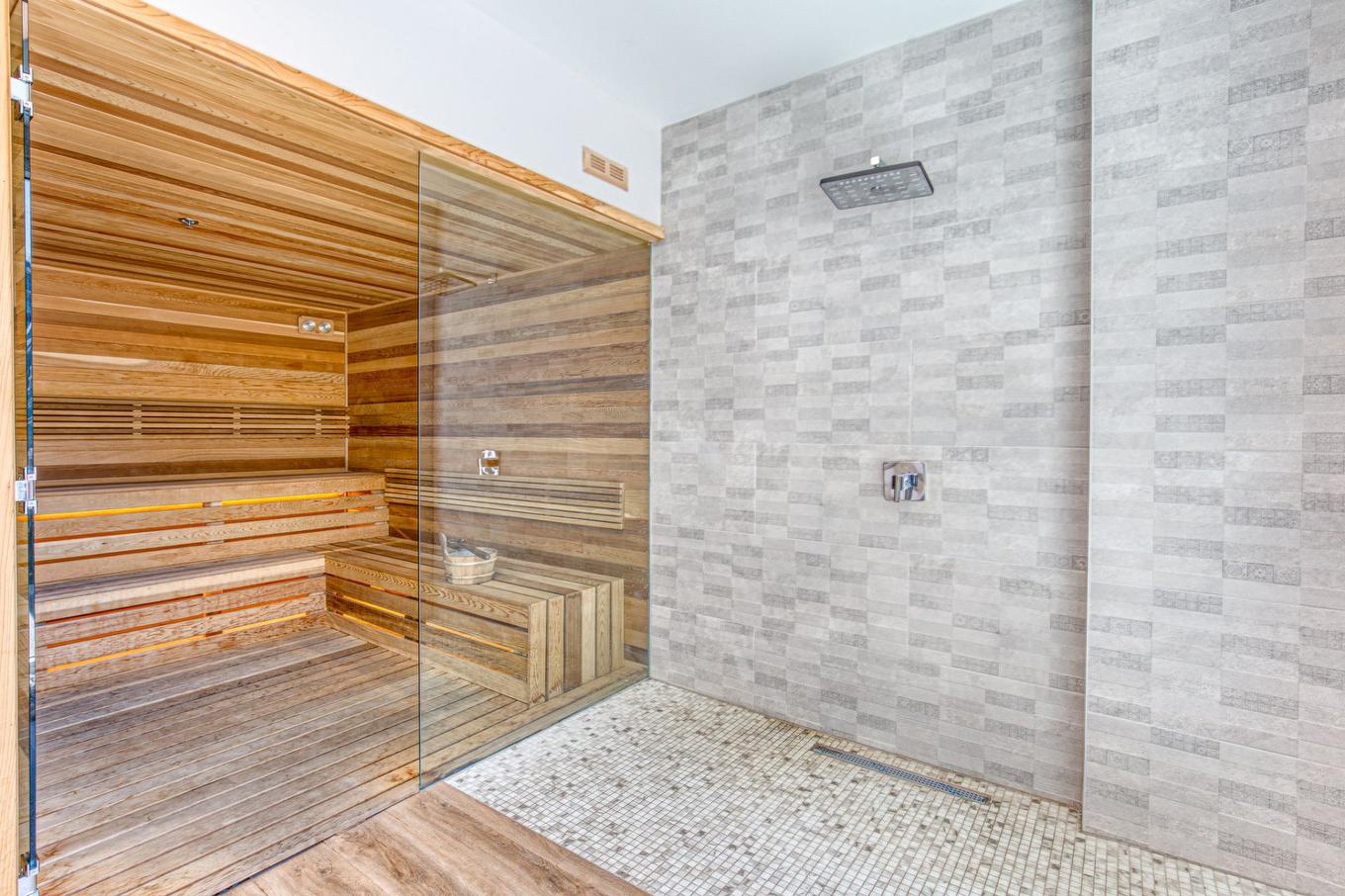 Sauna - 904-5905 Boul. Du Quartier, Brossard, QC - With Exterior