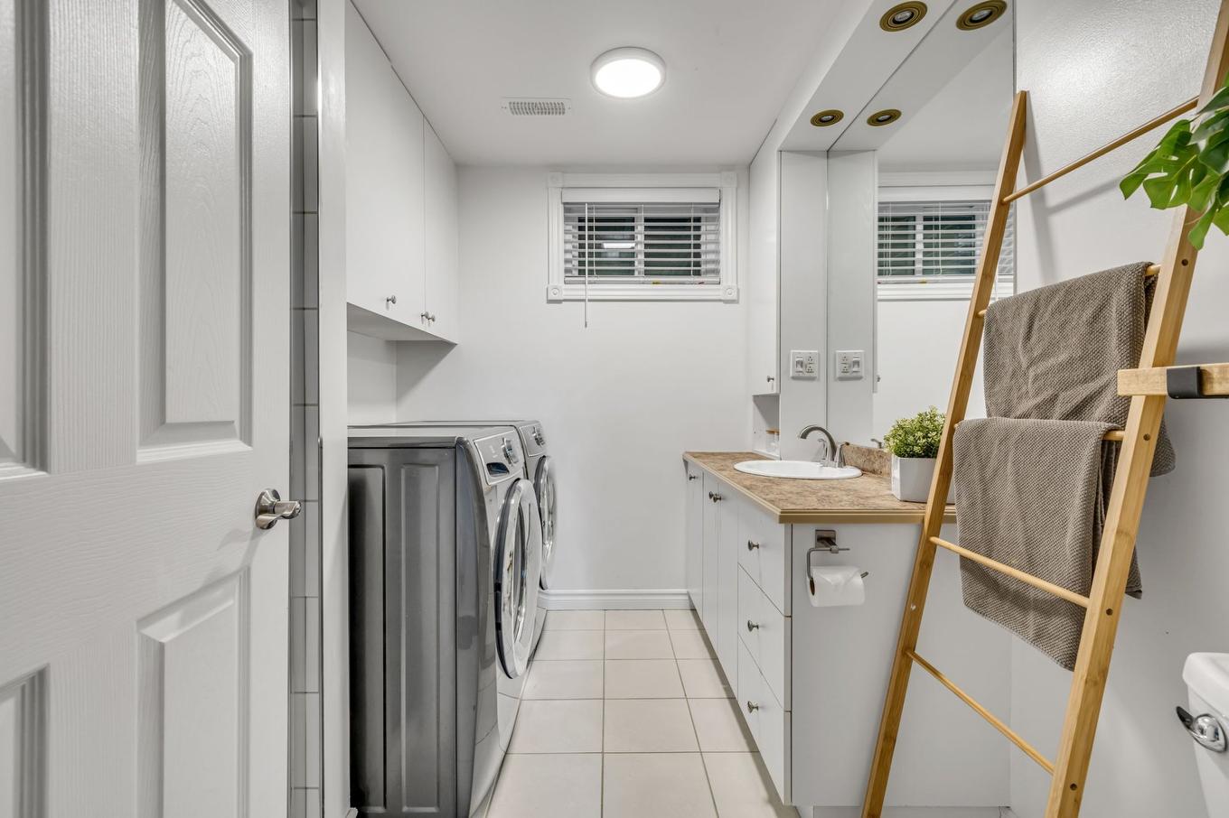 Bathroom - 206 Rue Samson, Québec (Les Rivières), QC - Indoor Photo Showing Laundry Room