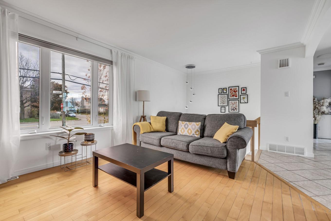 Living room - 206 Rue Samson, Québec (Les Rivières), QC - Indoor Photo Showing Living Room