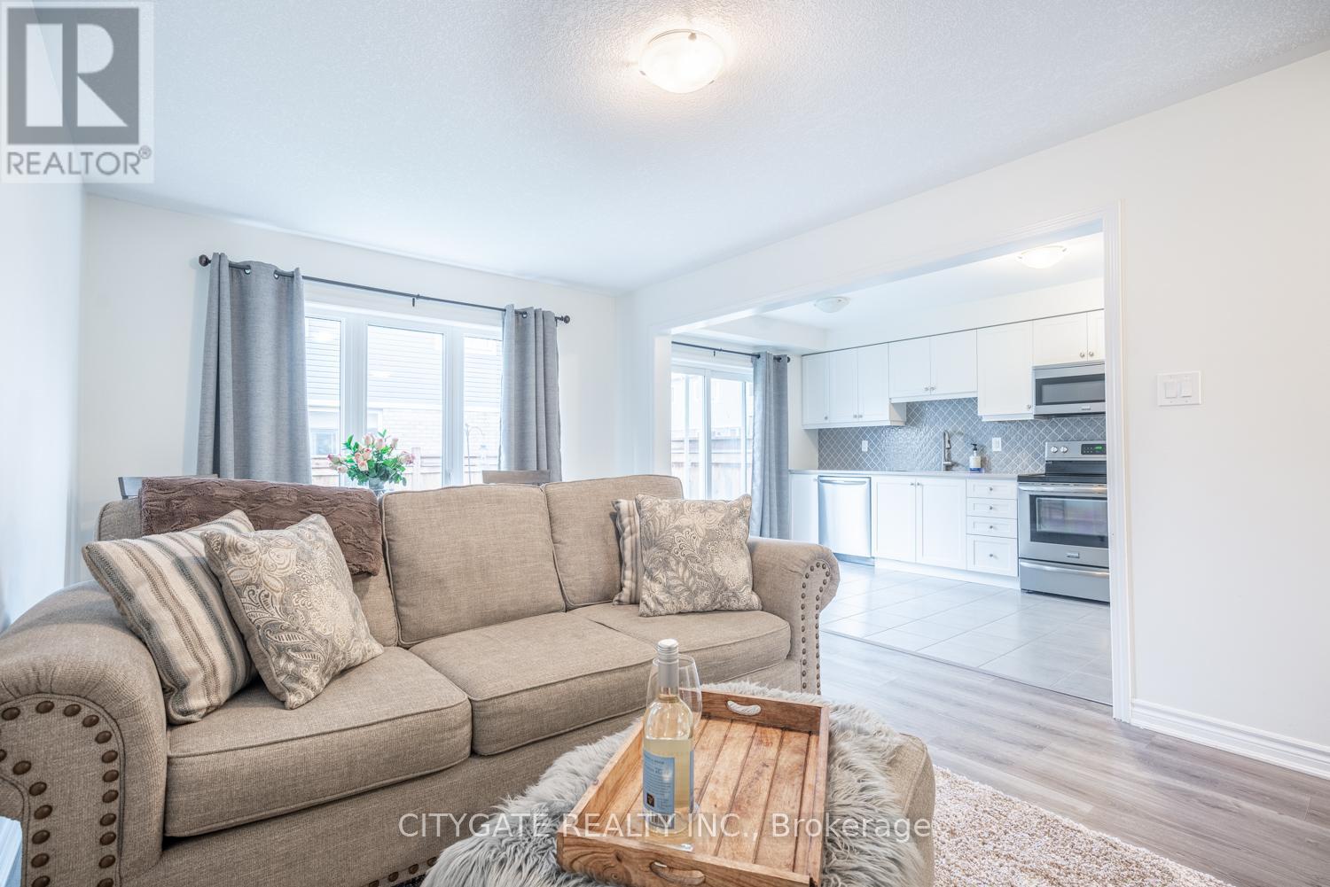 69 Mcmonies Drive, Hamilton, ON - Indoor Photo Showing Living Room