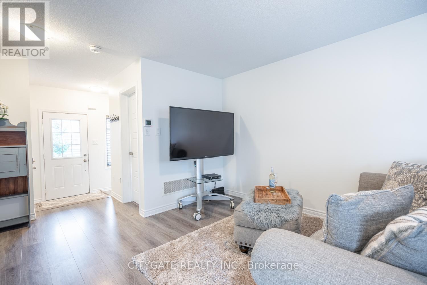 69 Mcmonies Drive, Hamilton, ON - Indoor Photo Showing Living Room