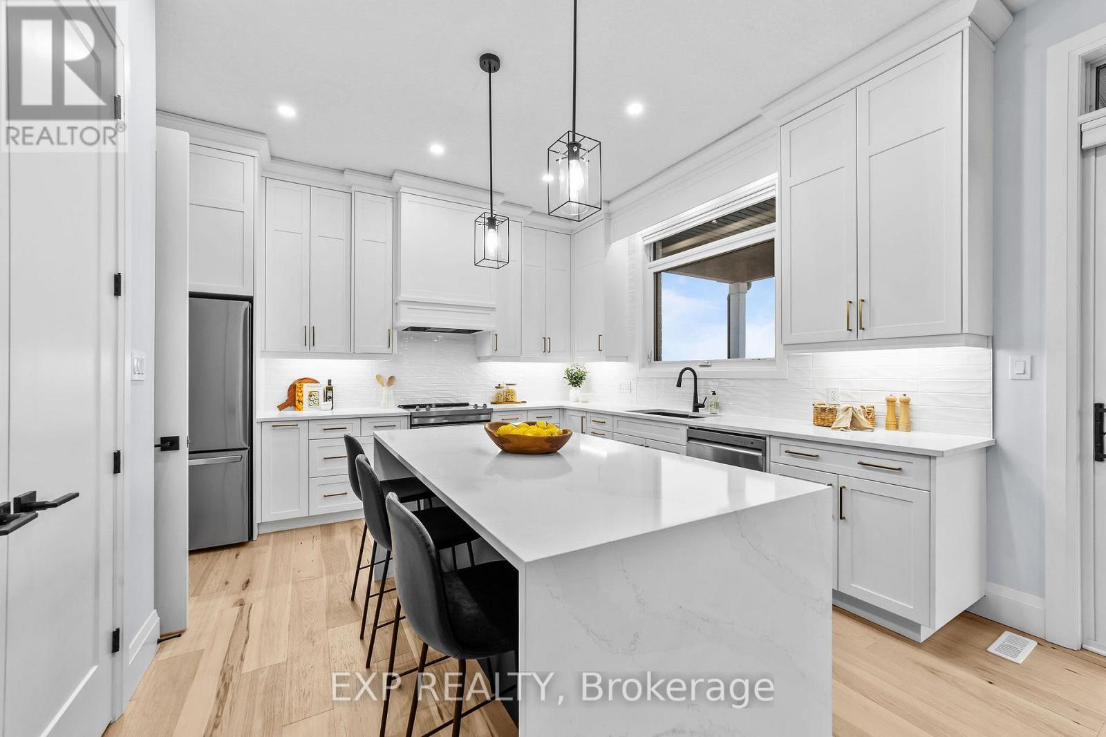 119 Daventry Way, Middlesex Centre, ON - Indoor Photo Showing Kitchen With Upgraded Kitchen
