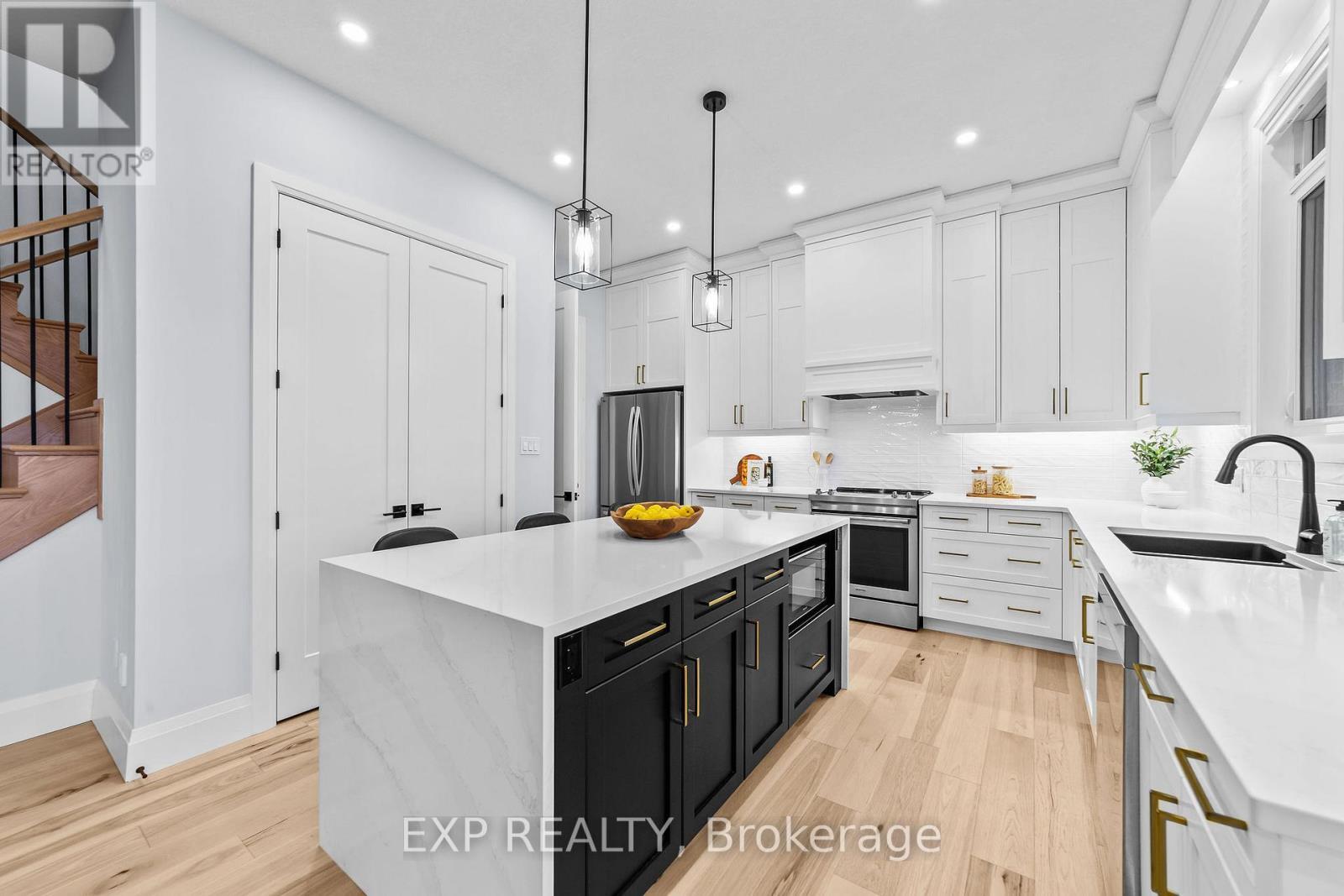 119 Daventry Way, Middlesex Centre, ON - Indoor Photo Showing Kitchen With Upgraded Kitchen