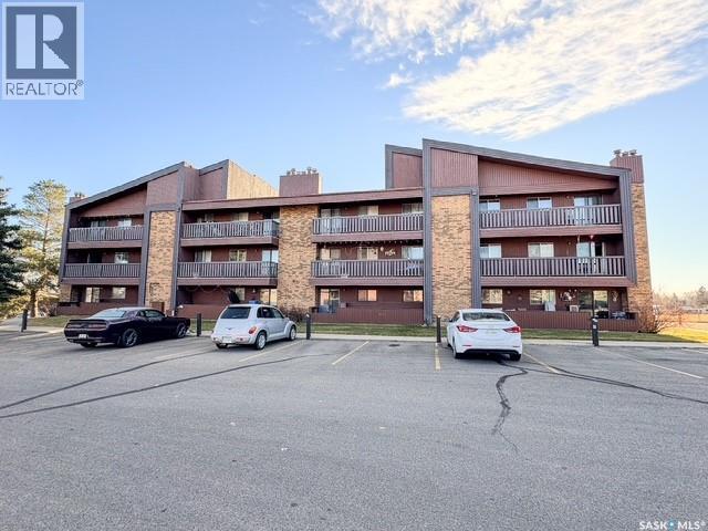 305 1110 9Th Avenue Ne, Swift Current, SK - Outdoor With Balcony With Facade