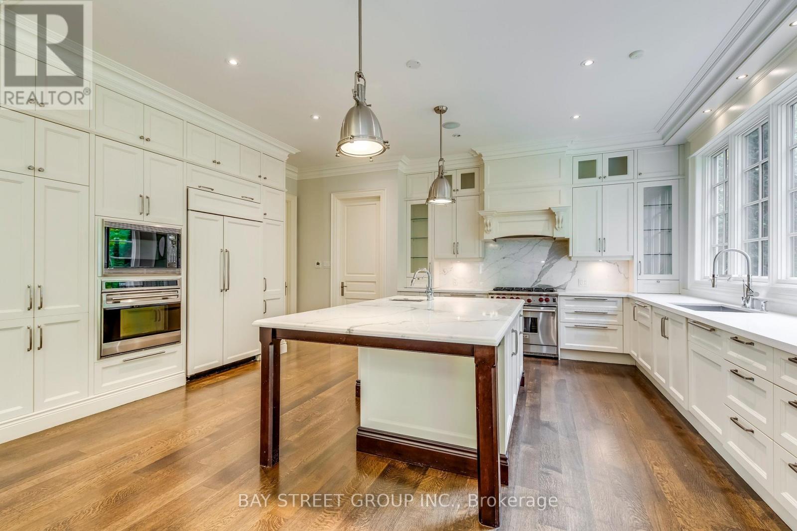 1031 Lakeshore Road W, Oakville, ON - Indoor Photo Showing Kitchen With Upgraded Kitchen