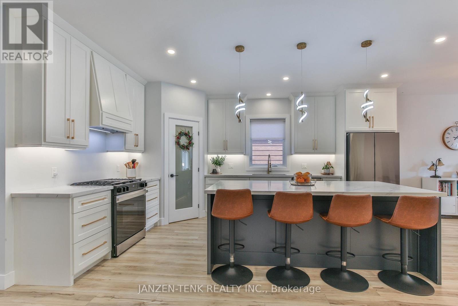 8 Charles Court, Bayham (Port Burwell), ON - Indoor Photo Showing Kitchen With Upgraded Kitchen