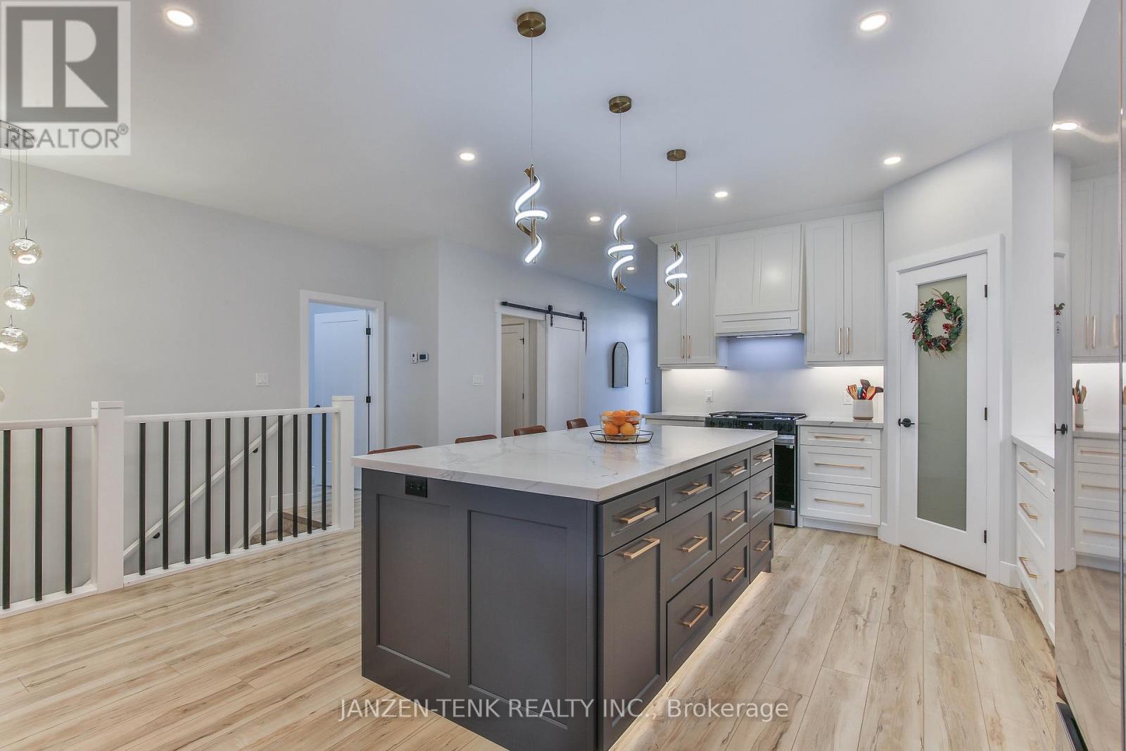 8 Charles Court, Bayham (Port Burwell), ON - Indoor Photo Showing Kitchen With Upgraded Kitchen