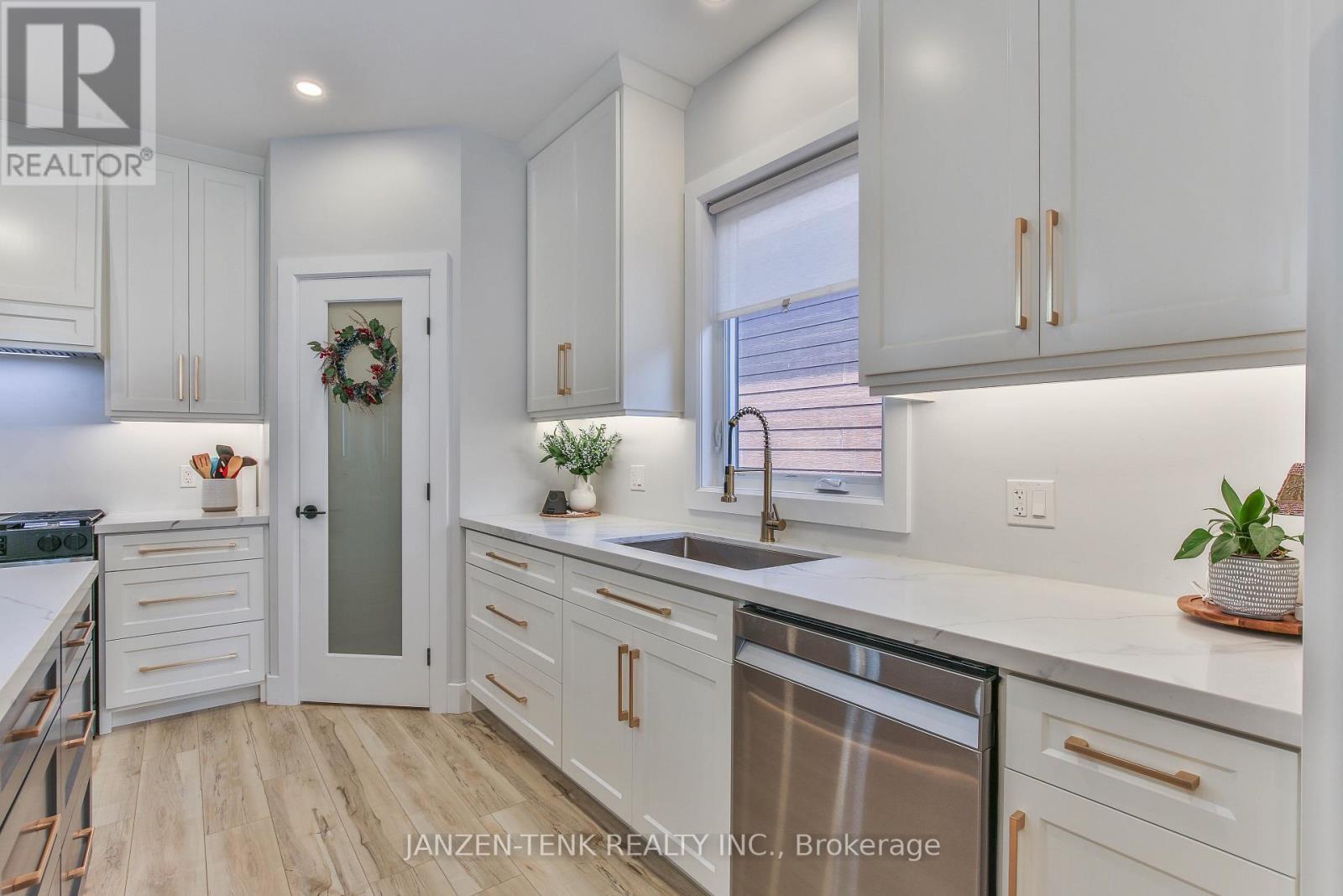 8 Charles Court, Bayham (Port Burwell), ON - Indoor Photo Showing Kitchen With Upgraded Kitchen