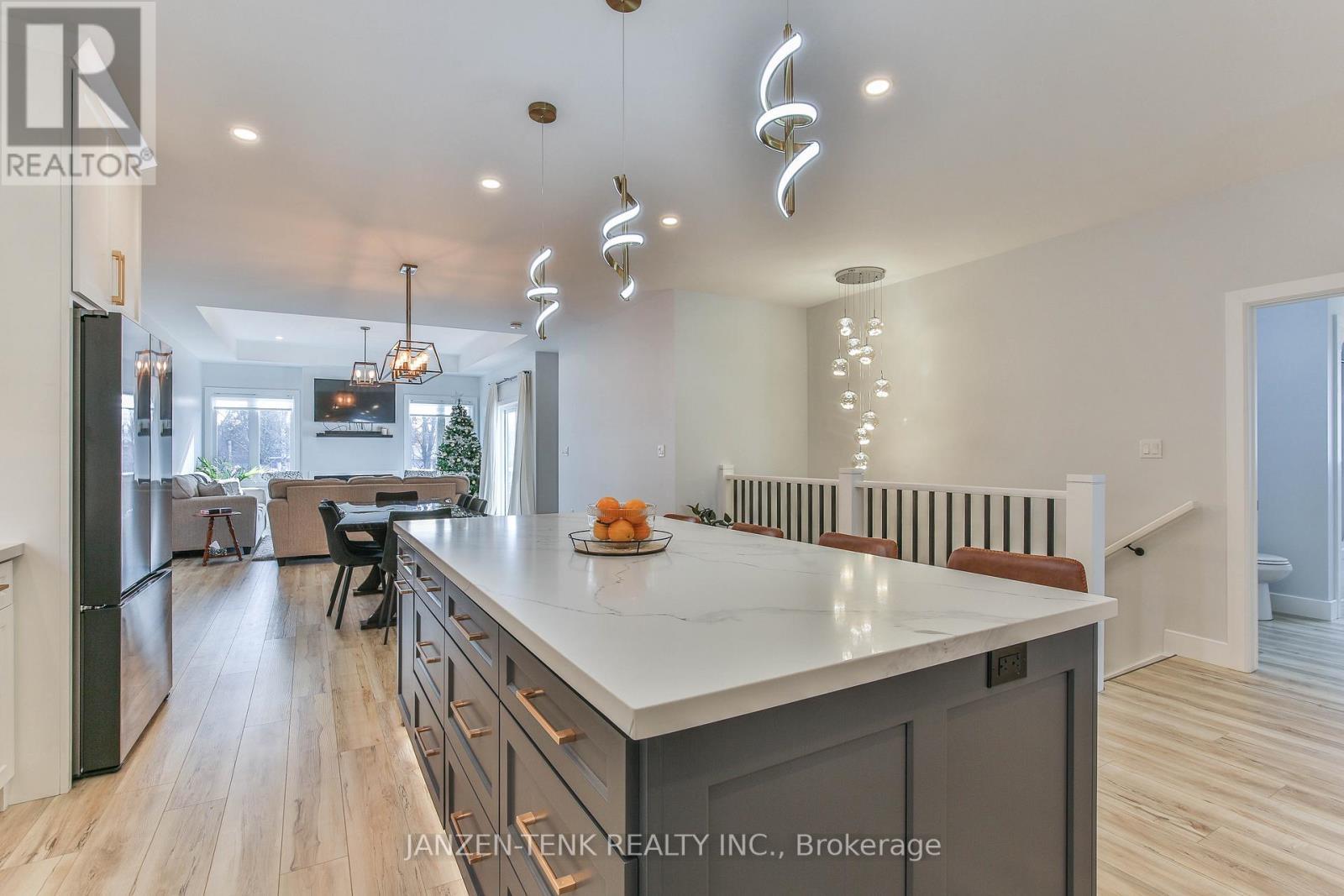 8 Charles Court, Bayham (Port Burwell), ON - Indoor Photo Showing Kitchen With Upgraded Kitchen