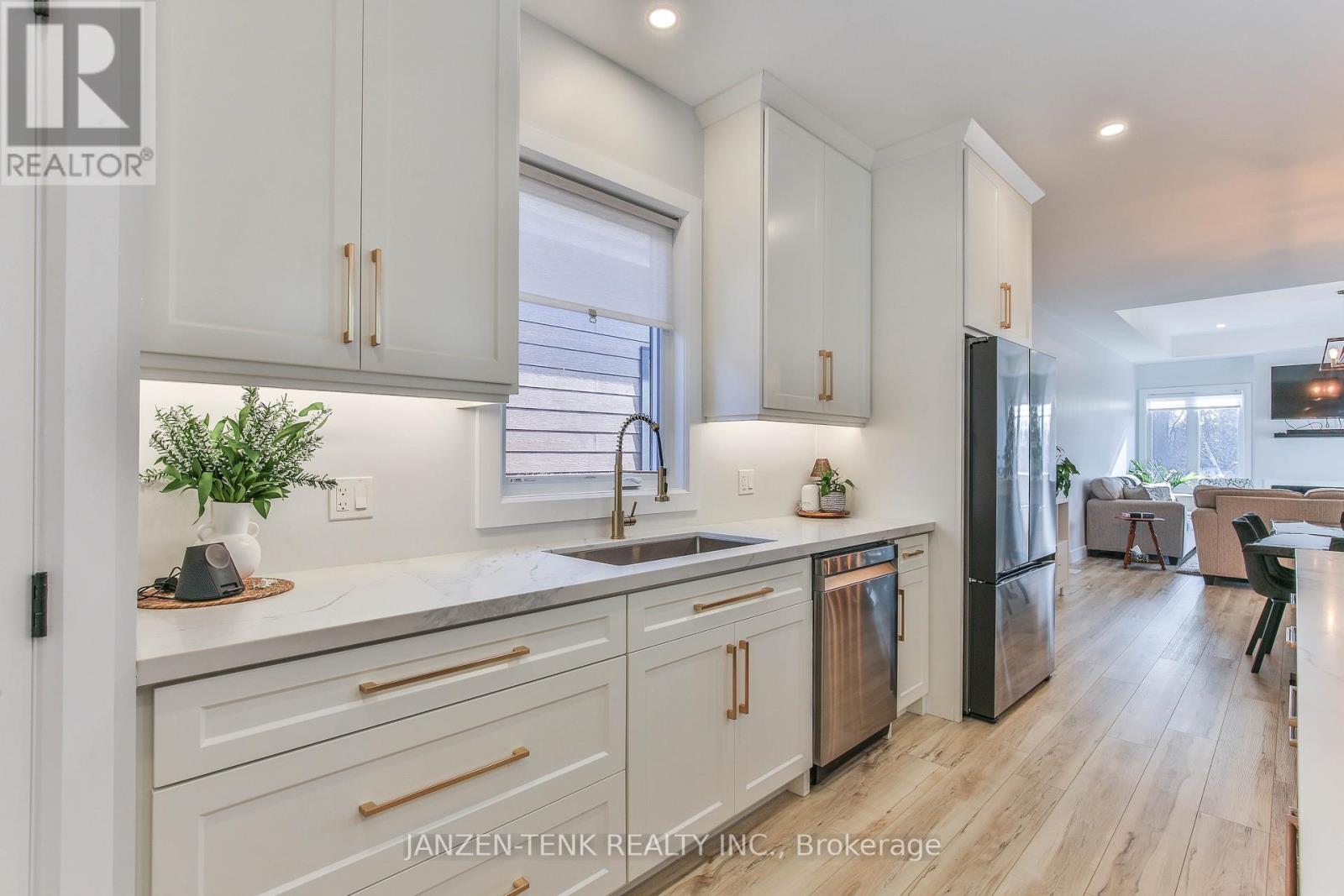8 Charles Court, Bayham (Port Burwell), ON - Indoor Photo Showing Kitchen With Upgraded Kitchen