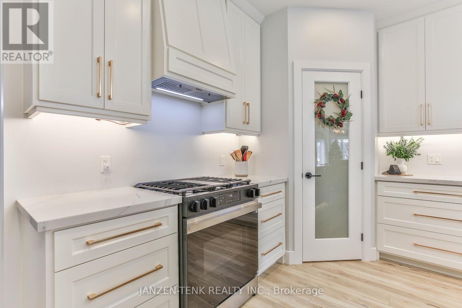 8 Charles Court, Bayham (Port Burwell), ON - Indoor Photo Showing Kitchen With Upgraded Kitchen