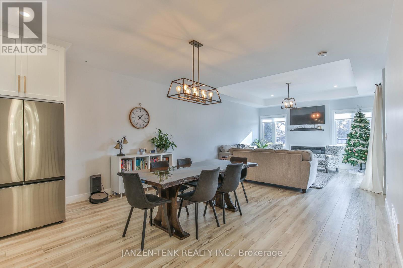 8 Charles Court, Bayham (Port Burwell), ON - Indoor Photo Showing Dining Room