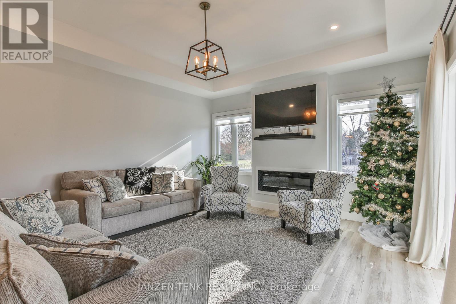 8 Charles Court, Bayham (Port Burwell), ON - Indoor Photo Showing Living Room With Fireplace