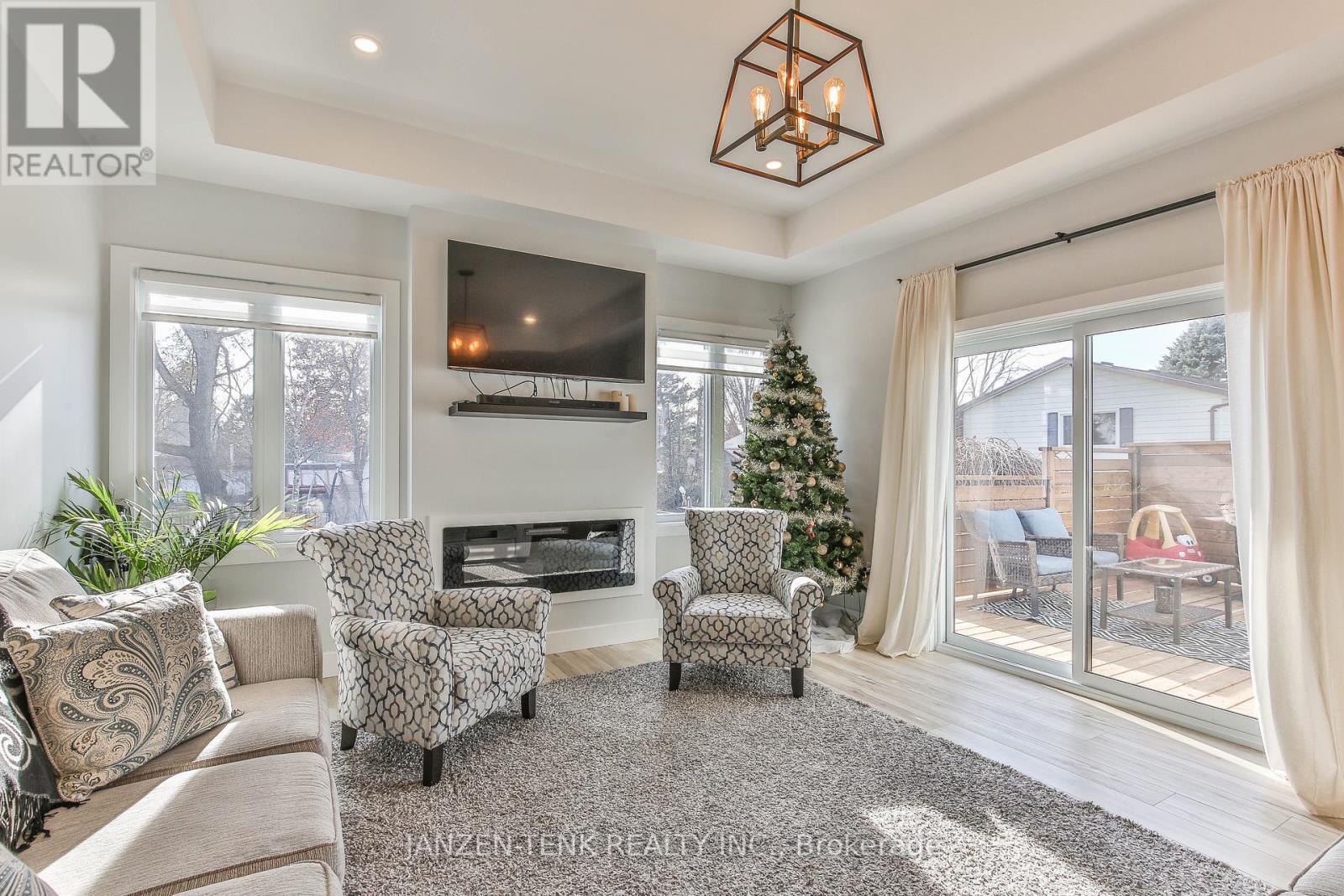 8 Charles Court, Bayham (Port Burwell), ON - Indoor Photo Showing Living Room With Fireplace