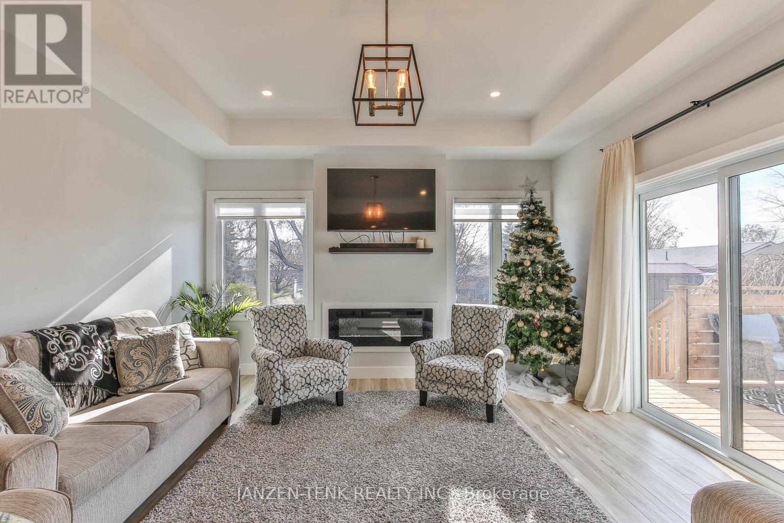 8 Charles Court, Bayham (Port Burwell), ON - Indoor Photo Showing Living Room With Fireplace