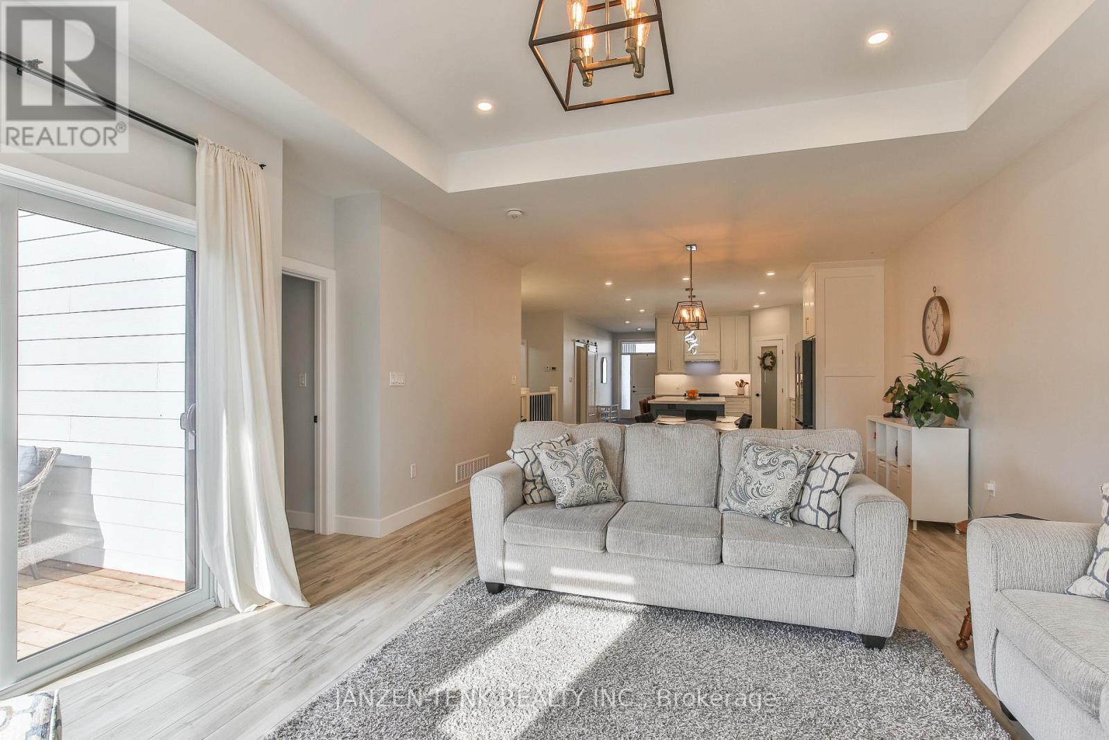 8 Charles Court, Bayham (Port Burwell), ON - Indoor Photo Showing Living Room