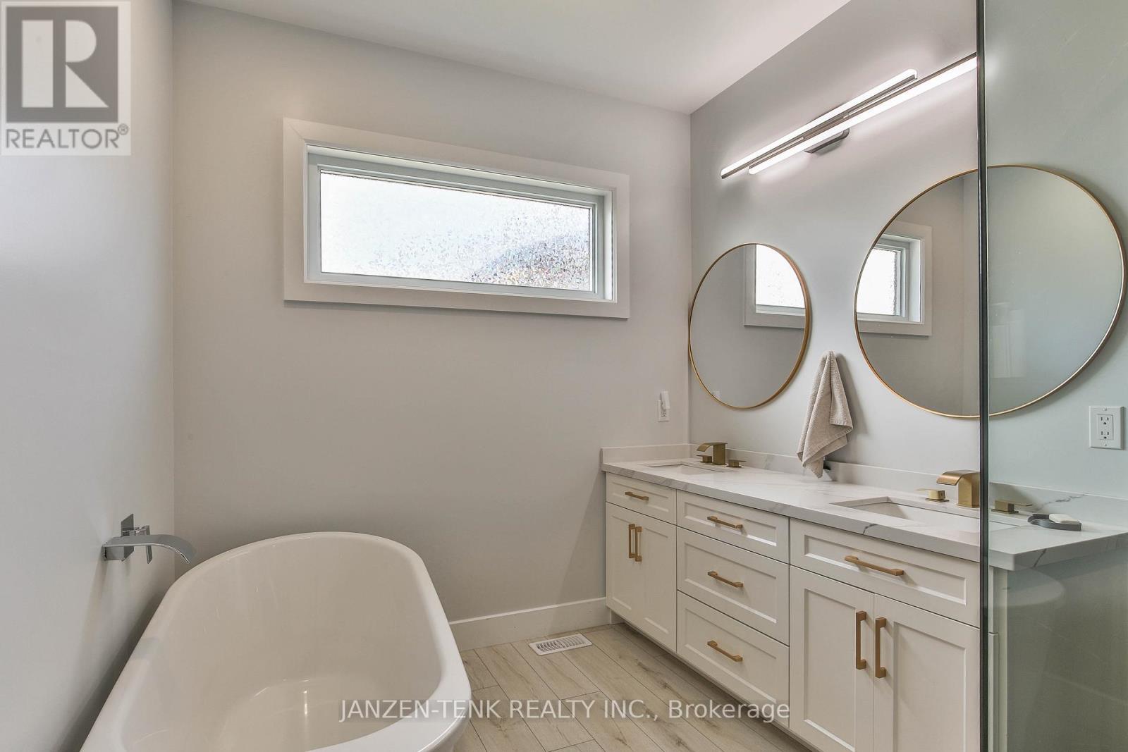 8 Charles Court, Bayham (Port Burwell), ON - Indoor Photo Showing Bathroom