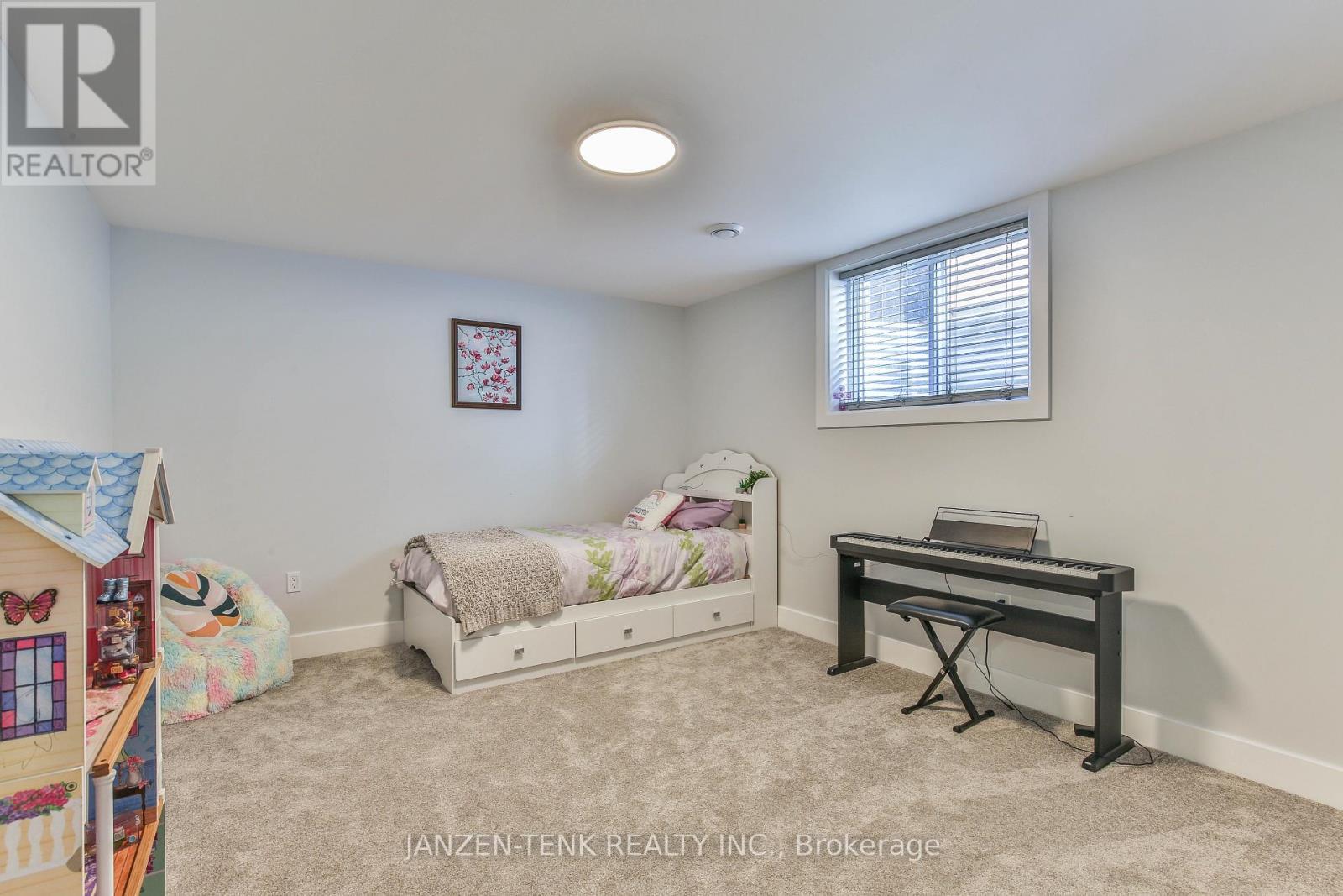 8 Charles Court, Bayham (Port Burwell), ON - Indoor Photo Showing Bedroom