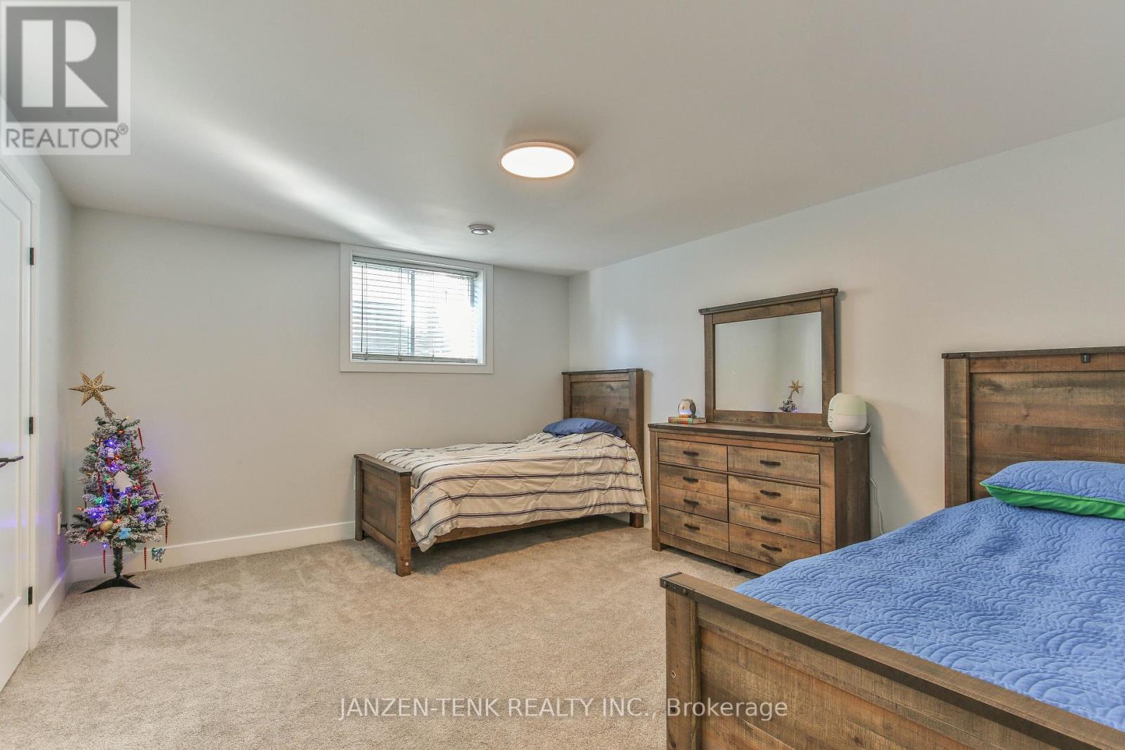 8 Charles Court, Bayham (Port Burwell), ON - Indoor Photo Showing Bedroom