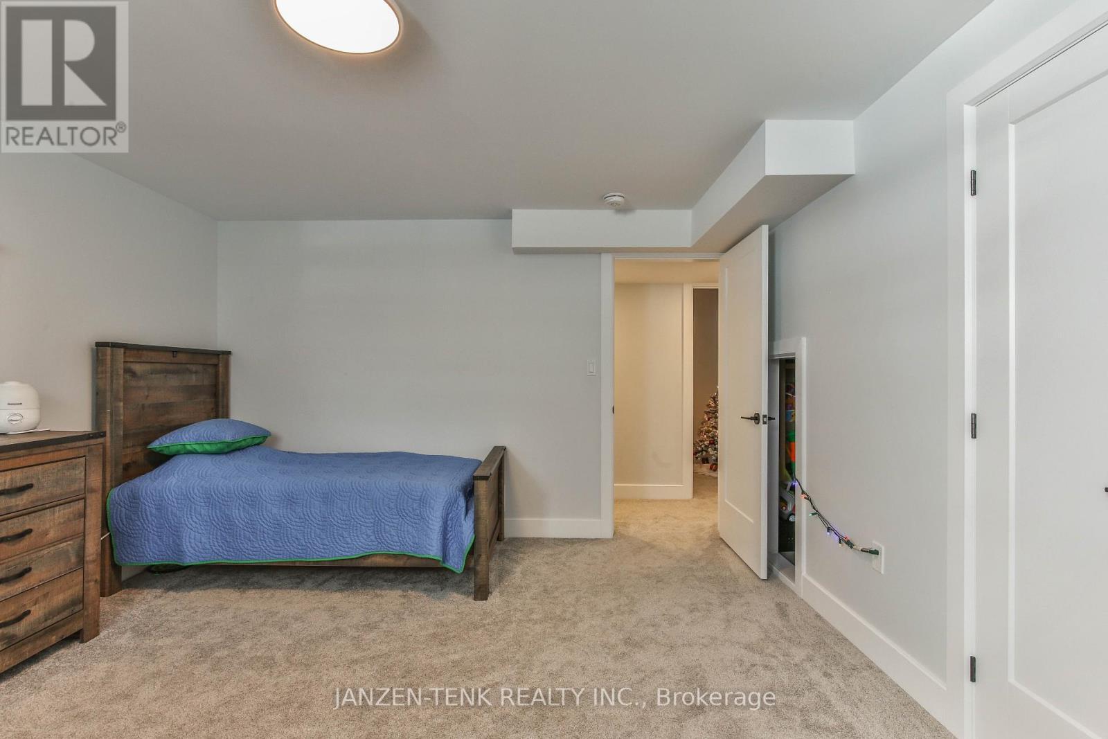 8 Charles Court, Bayham (Port Burwell), ON - Indoor Photo Showing Bedroom