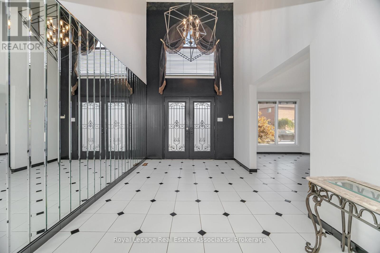 100 National Drive, Hamilton, ON - Indoor Photo Showing Other Room