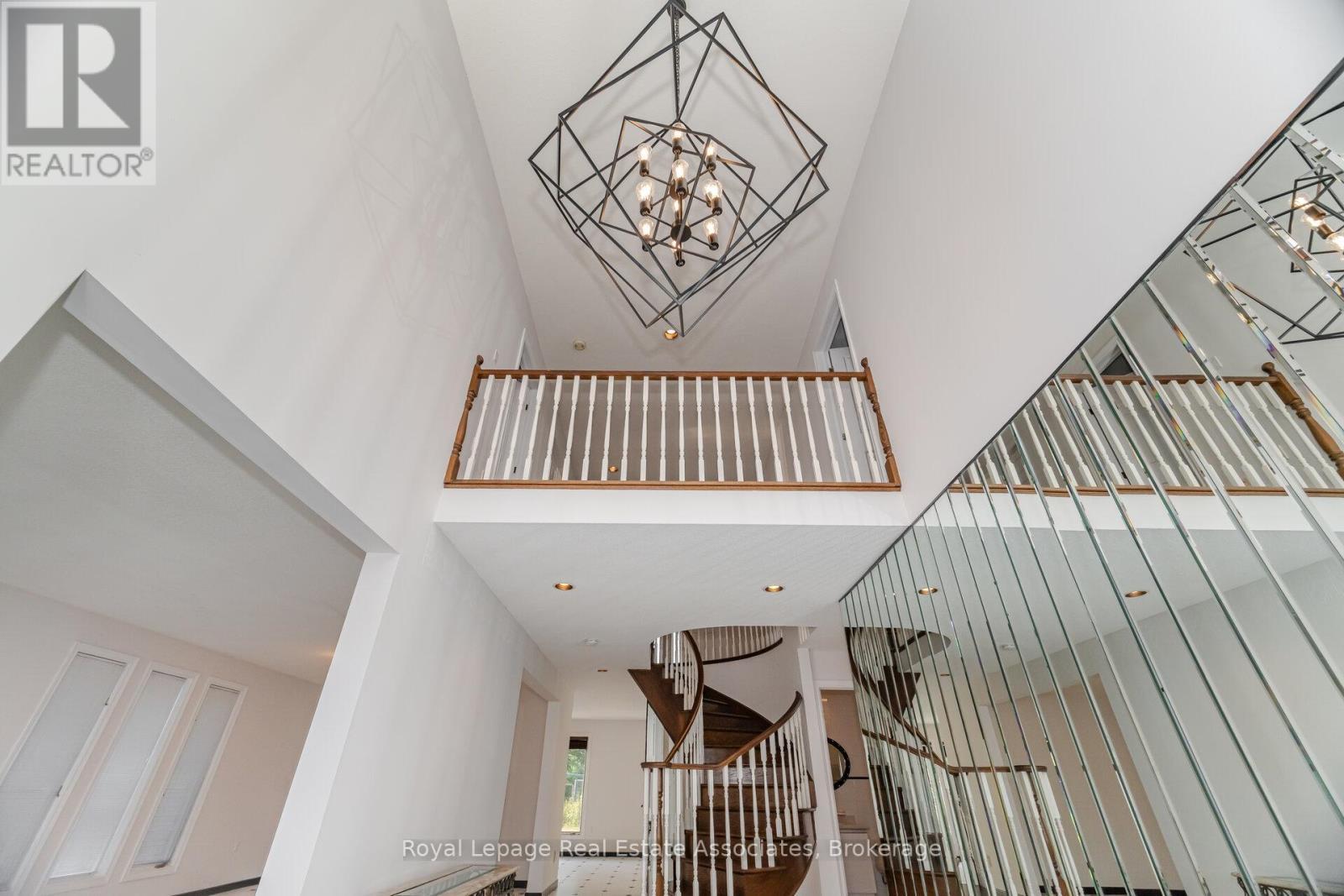 100 National Drive, Hamilton, ON - Indoor Photo Showing Other Room