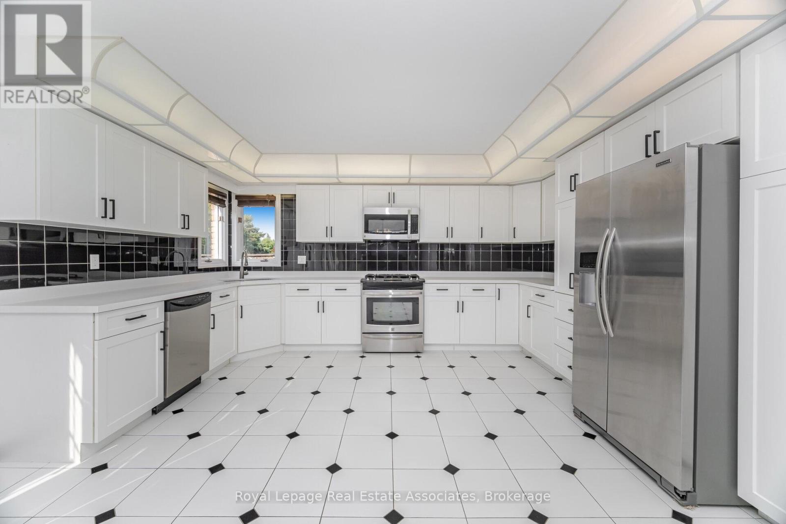 100 National Drive, Hamilton, ON - Indoor Photo Showing Kitchen With Upgraded Kitchen