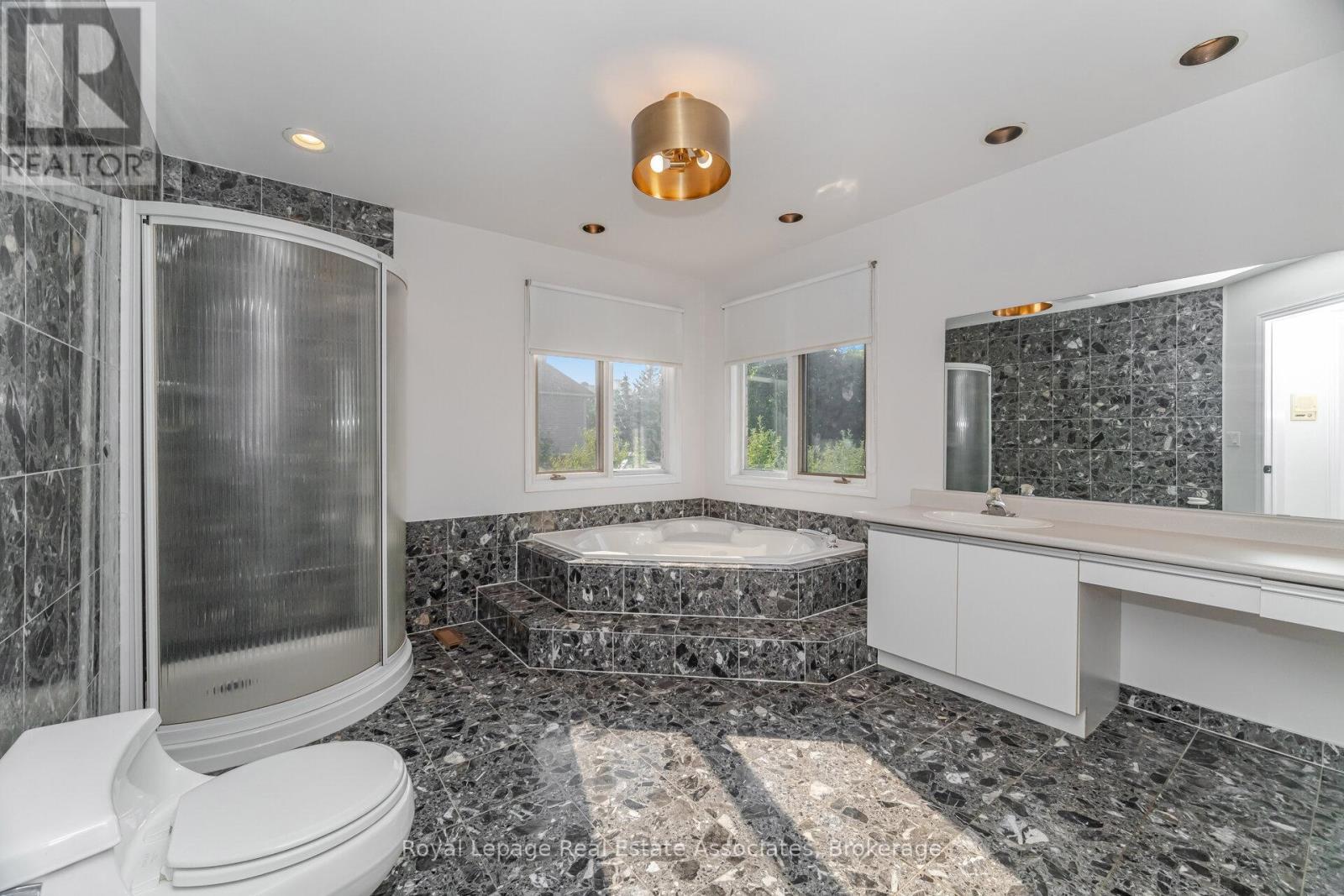 100 National Drive, Hamilton, ON - Indoor Photo Showing Bathroom