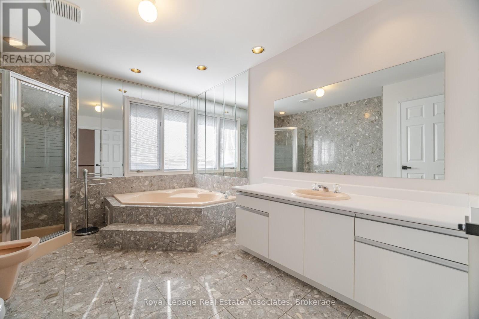 100 National Drive, Hamilton, ON - Indoor Photo Showing Bathroom