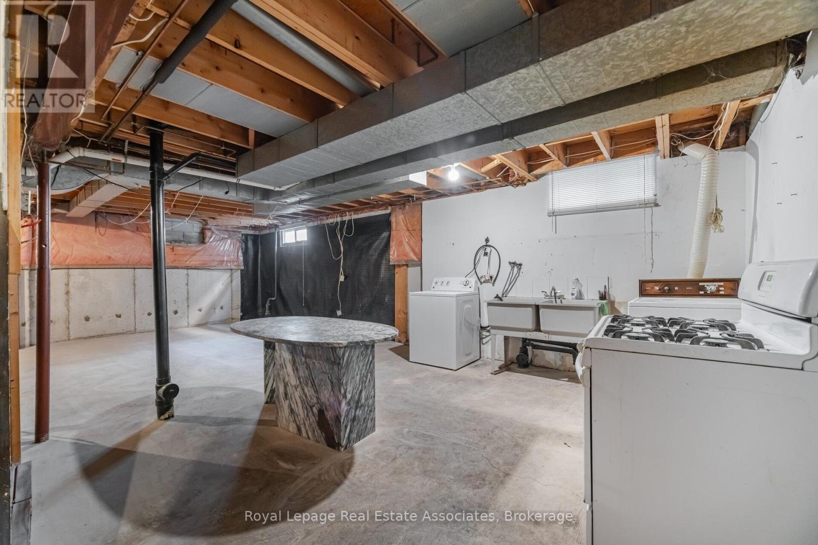 100 National Drive, Hamilton, ON - Indoor Photo Showing Laundry Room