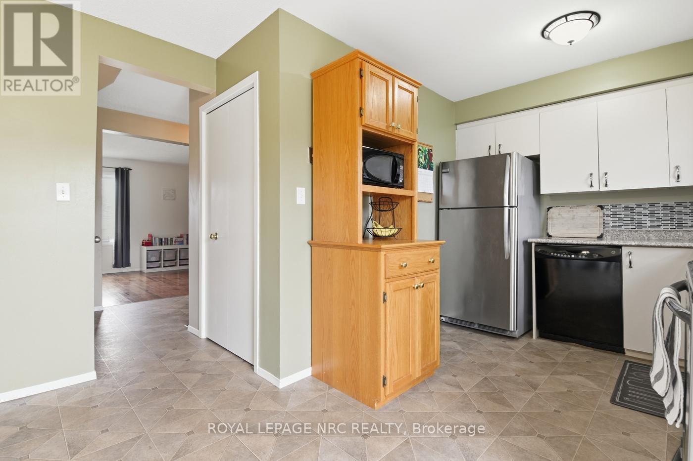 6 Apollo Drive, Port Colborne (Main Street), ON - Indoor Photo Showing Kitchen