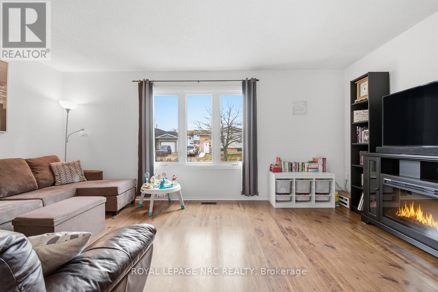6 Apollo Drive, Port Colborne (Main Street), ON - Indoor Photo Showing Living Room