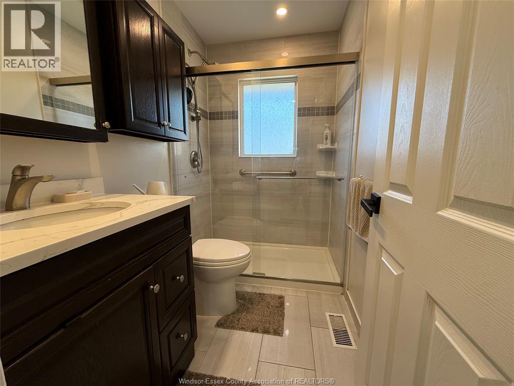 4143 Mount Royal, Windsor, ON - Indoor Photo Showing Bathroom