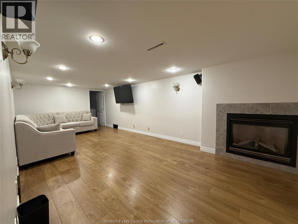 4143 Mount Royal, Windsor, ON - Indoor Photo Showing Living Room With Fireplace